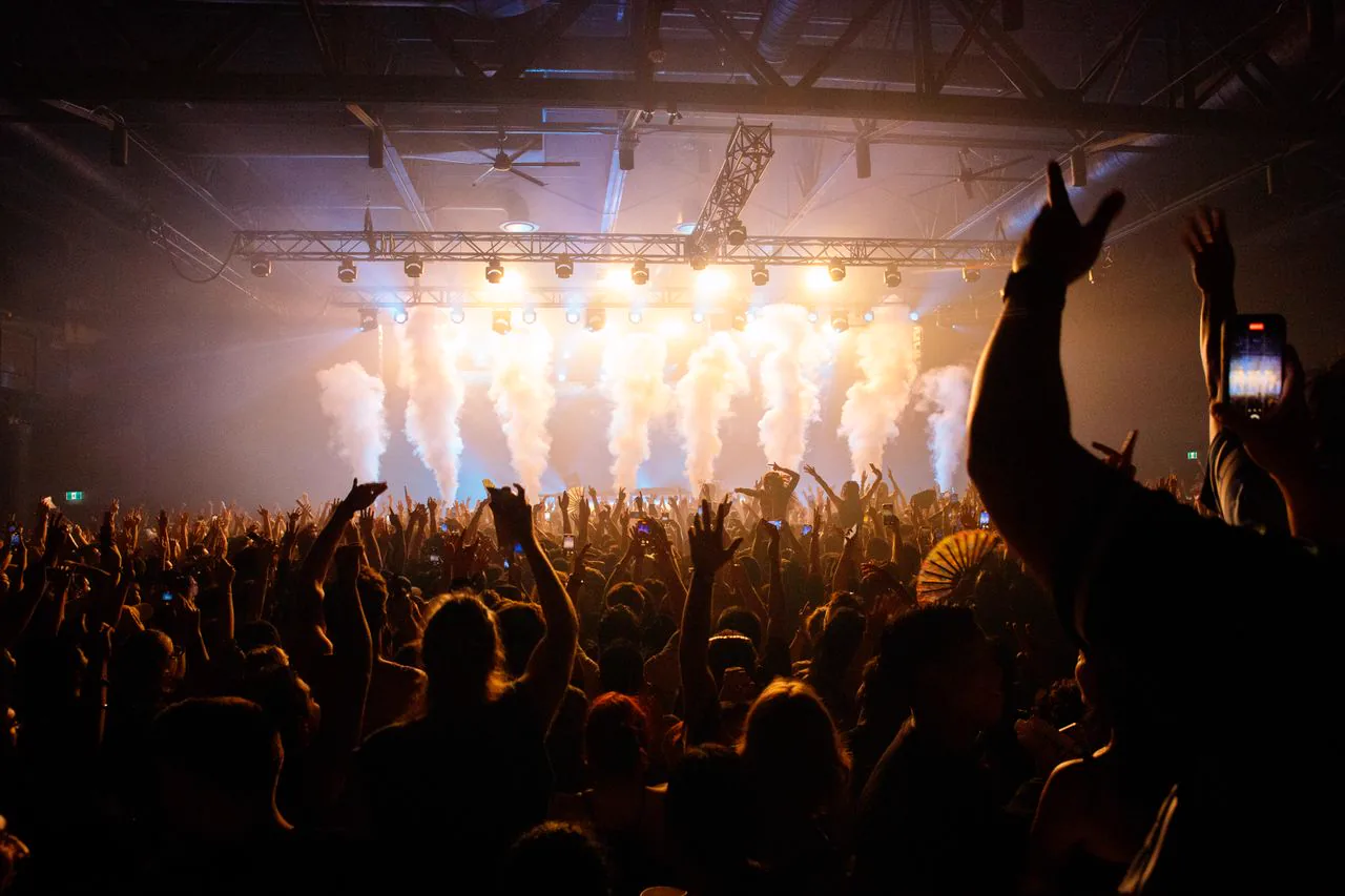 Underground-Konzert in alter Lagerhalle