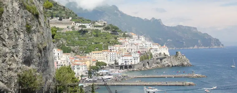 Amalfi, Stadt und Hafen von der Küstenstraße aus