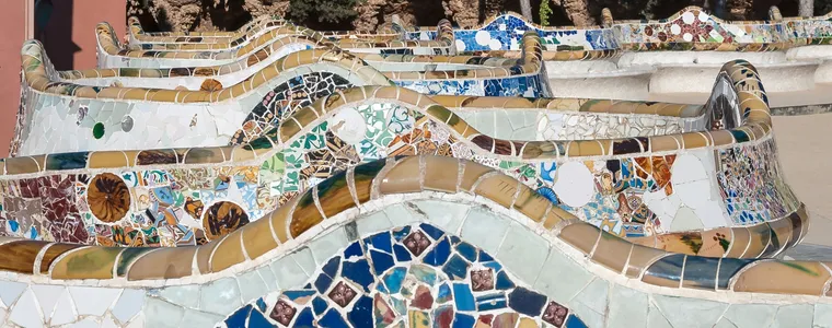 Wellenbank aus Trencadís im Park Güell — Tag 3 des Plans