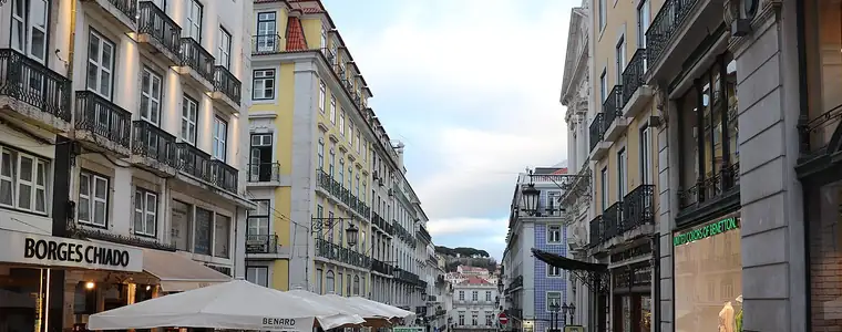 Rua Garrett im Chiado, Lissabon — mitten im Viertel dieses Plans